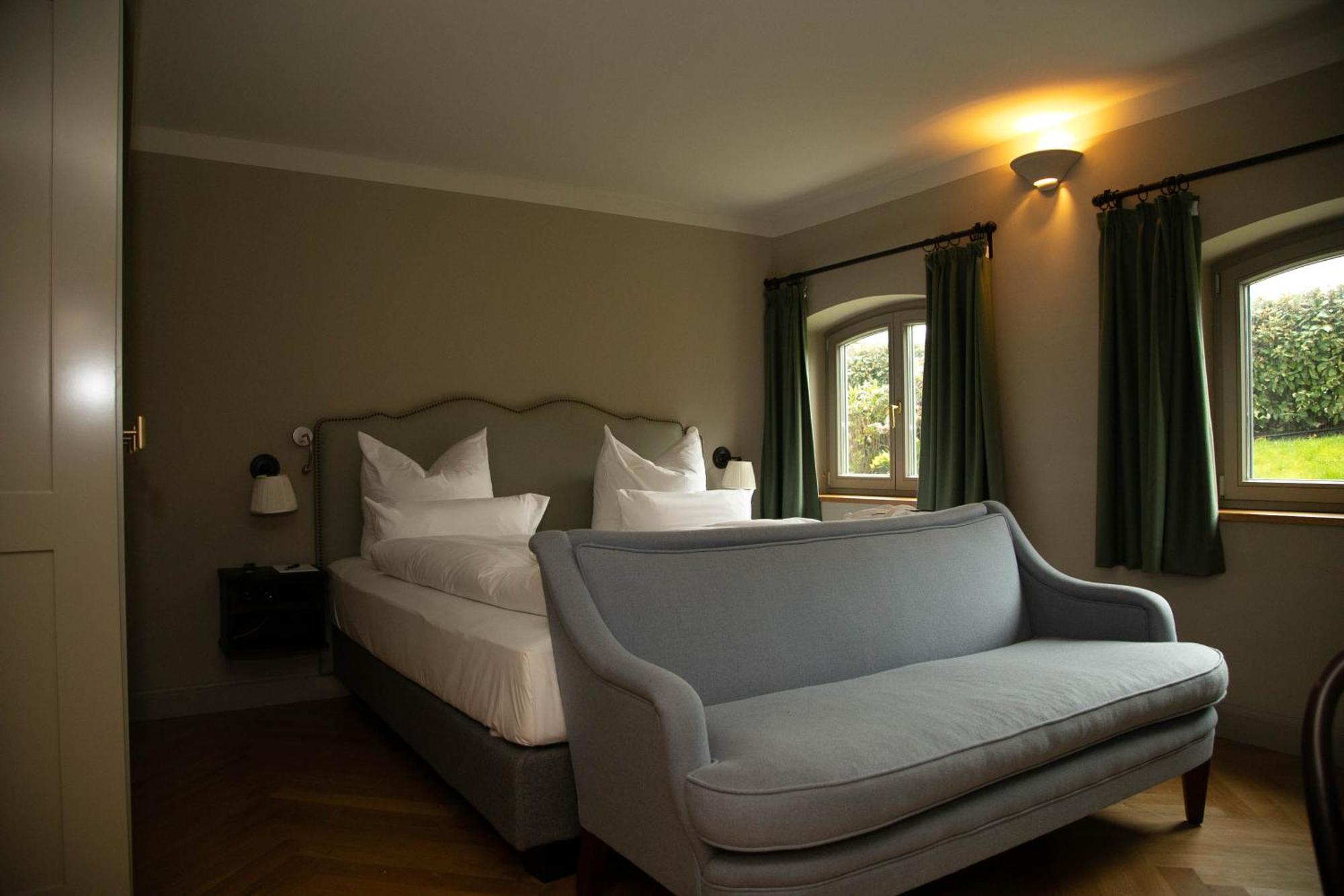 Mimosa Hotel *